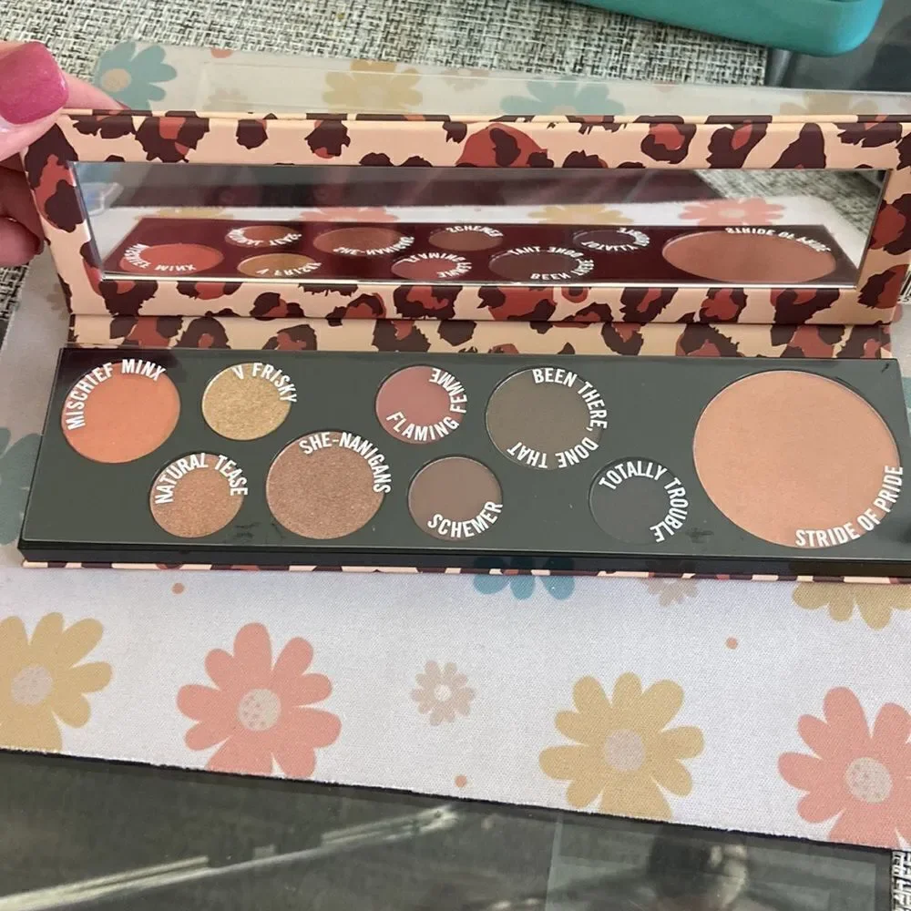 MAC MISCHIEF MINX Palette 8 Shades Eye Shadow + 1 Highlighter NEW